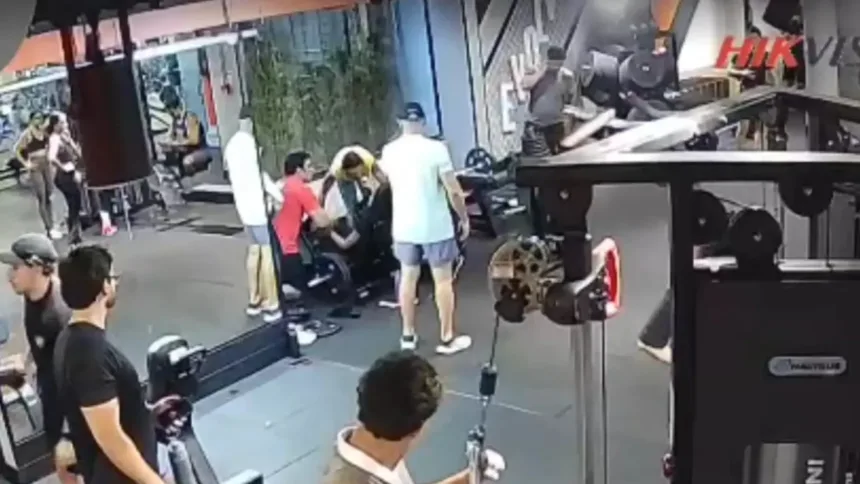 aparelho-com-180-kg-falha-e-jovem-quebra-os-dois-joelhos-em-academia