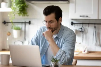 emojis-no-trabalho-podem-prejudicar-sua-imagem-profissional,-diz-estudo