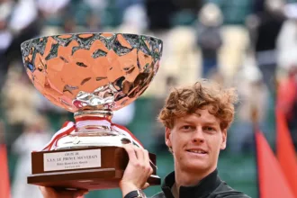 jannik-sinner-supera-carlos-alcaraz,-conquista-monte-carlo-e-volta-a-ser-numero-1-do-mundo-no-tenis