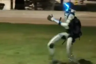 javalis-sao-perseguidos-por-robo-humanoide-na-polonia;-veja-video