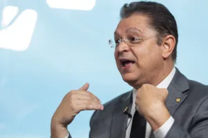 “presidente-do-inss-foi-sacrificado-para-conter-dano”,-diz-lider-do-pl