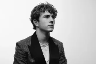 fas-ameacam-garotas-para-nao-se-aproximarem-de-ator-de-‘percy-jackson’-em-formatura