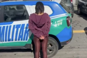 filha-e-presa-depois-de-esfaquear-o-pai-pelas-costas-em-aparecida