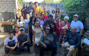 apos-conhecer-pai-em-velorio,-mulher-celebra-aniversario-com-familia-paterna-em-aparecida