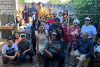 apos-conhecer-pai-em-velorio,-mulher-celebra-aniversario-com-familia-paterna-em-aparecida