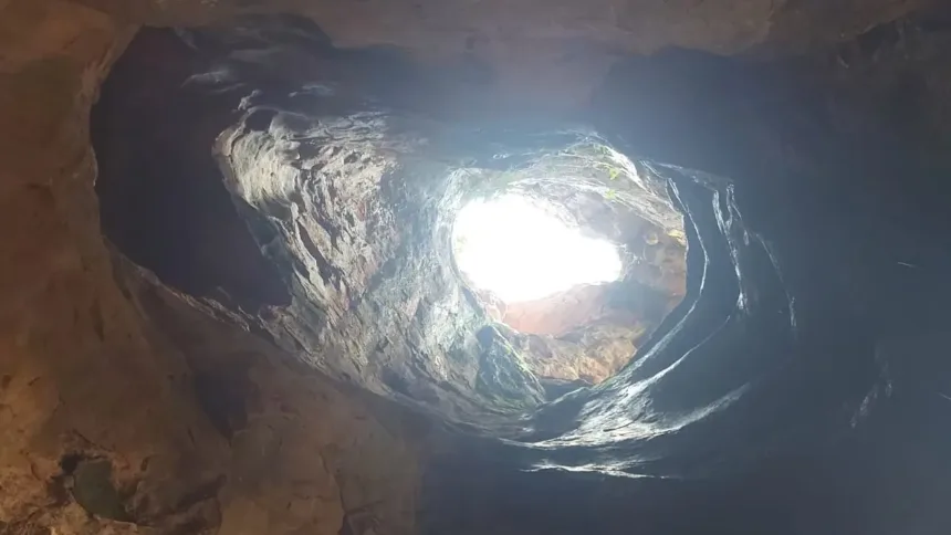 resgate-em-parauna:-dupla-fica-8-horas-presa-em-caverna-com-28-m-de-profundidade