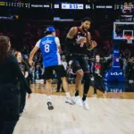 torcedor-do-philadelphia-76ers-acerta-arremesso-do-meio-da-quadra-e-fatura-10-mil-dolares-(r$-50-mil-reais)-na-nba;-assista!