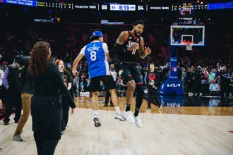 torcedor-do-philadelphia-76ers-acerta-arremesso-do-meio-da-quadra-e-fatura-10-mil-dolares-(r$-50-mil-reais)-na-nba;-assista!