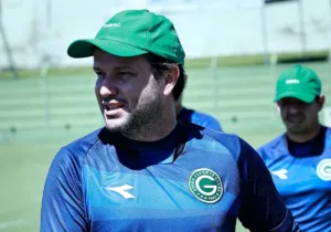 “tudo-que-tem-sido-feito-e-na-busca-por-esse-objetivo”,-destaca-tecnico-daniel-paulista,-sobre-busca-do-goias-pelo-acesso