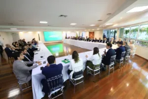 em-reuniao-do-secretariado,-daniel-vilela-cobra-ritmo-da-equipe-e-reforca-continuidade-do-governo