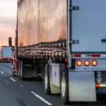 caminhoes-podem-ser-proibidos-de-transitar-na-faixa-da-esquerda-da-marginal-botafogo;-entenda