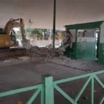 apos-morte,-prefeitura-destroi-banheiros-abandonados-na-avenida-paranaiba