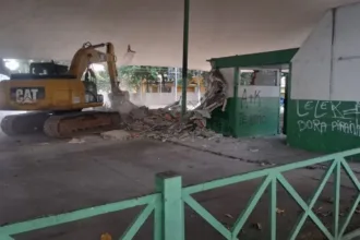 apos-morte,-prefeitura-destroi-banheiros-abandonados-na-avenida-paranaiba