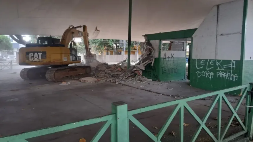 apos-morte,-prefeitura-destroi-banheiros-abandonados-na-avenida-paranaiba