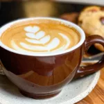 barista-explica-tecnica-de-fazer-desenhos-em-xicaras-de-cafe,-conhecida-como-latte-art