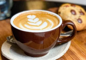 barista-explica-tecnica-de-fazer-desenhos-em-xicaras-de-cafe,-conhecida-como-latte-art