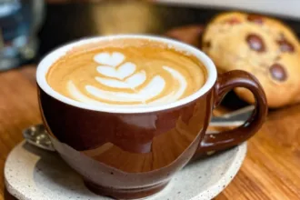 barista-explica-tecnica-de-fazer-desenhos-em-xicaras-de-cafe,-conhecida-como-latte-art