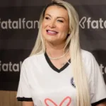 com-andressa-urach-como-garota-propaganda,-proximo-adversario-do-vila-nova-anuncia-novo-patrocinador