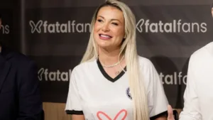com-andressa-urach-como-garota-propaganda,-proximo-adversario-do-vila-nova-anuncia-novo-patrocinador