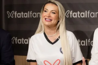 com-andressa-urach-como-garota-propaganda,-proximo-adversario-do-vila-nova-anuncia-novo-patrocinador