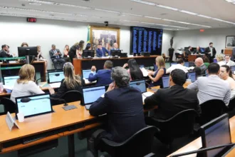 apos-pedido-de-vista,-ccj-da-camara-adia-votacao-da-pec-que-acaba-com-escala-6×1