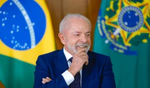 lula-brinca-e-diz-que-vai-chamar-galipolo-para-“baixar-taxa-de-juros”