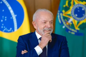 lula-brinca-e-diz-que-vai-chamar-galipolo-para-“baixar-taxa-de-juros”