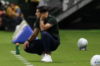 stjd-reduz-pena,-mas-abel-ferreira-ficara-fora-do-comando-do-palmeiras-por-mais-quatro-jogos