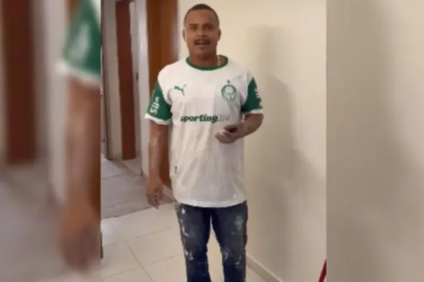 pintor-mostra-talento-e-surpreende-ao-soltar-a-voz-em-obra-de-rio-verde;-video