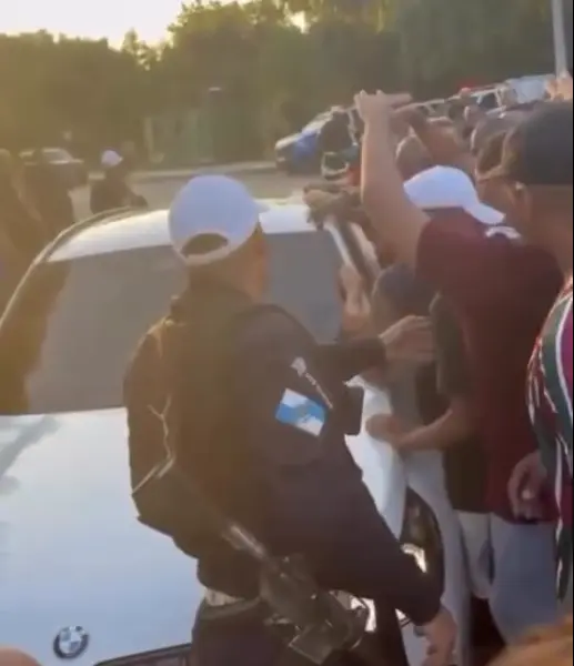 torcedores-do-fluminense-protestam-no-ct-e-cobram-jogadores-apos-derrota-na-libertadores