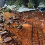 acumulo-de-agua-da-chuva-derruba-muro-e-alaga-casa-em-goiania