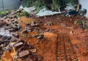 acumulo-de-agua-da-chuva-derruba-muro-e-alaga-casa-em-goiania