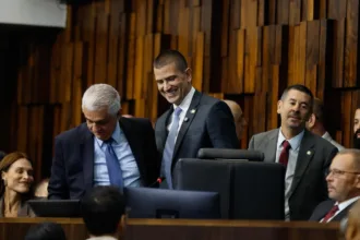 douglas-ruas-e-eleito-novo-presidente-alerj-em-sessao-marcada-por-obstrucao-do-grupo-de-paes-–-o-globo