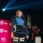 lais-souza-fica-de-pe-em-premiacao-e-destaca-trabalho-de-tatiana-sampaio