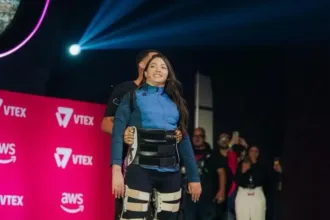 lais-souza-fica-de-pe-em-premiacao-e-destaca-trabalho-de-tatiana-sampaio