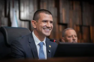 apos-entraves-judiciais,-alerj-elege-douglas-ruas-como-presidente