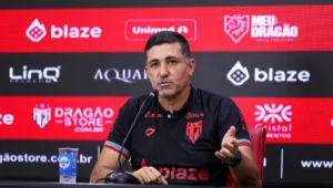 eduardo-souza-mantem-pensamento-jogo-a-jogo-e-nao-quer-que-atletico-“fique-para-tras”-na-serie-b