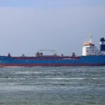 comboio-de-navios-cruza-o-estreito-de-hormuz-sob-tensao-e-relatos-de-tiros