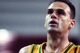 oscar-schmidt-e-cremado-com-a-camisa-da-selecao-brasileira-de-basquete-–-uol