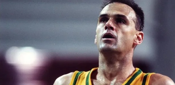 oscar-schmidt-e-cremado-com-a-camisa-da-selecao-brasileira-de-basquete-–-uol