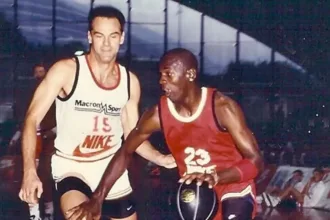 lendas-do-basquete,-oscar-schmidt-e-michael-jordan-ja-se-enfrentaram-duas-vezes;-relembre