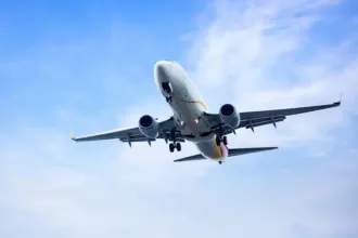 europa-pode-ficar-sem-combustivel-para-avioes-em-semanas;-voos-ja-comecam-a-ser-cancelados