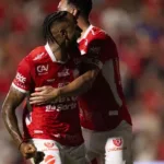 no-duelo-dos-invictos,-vila-nova-derrota-operario-pr-no-oba-e-assume-a-lideranca-da-serie-b
