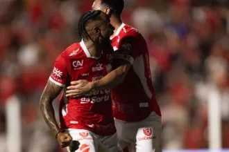 no-duelo-dos-invictos,-vila-nova-derrota-operario-pr-no-oba-e-assume-a-lideranca-da-serie-b