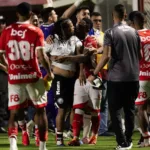 jogadores-do-operario-pr-se-envolvem-em-confusao-com-torcedores-do-vila-nova;-atacante-denuncia-racismo