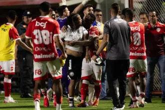 jogadores-do-operario-pr-se-envolvem-em-confusao-com-torcedores-do-vila-nova;-atacante-denuncia-racismo