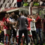 garrafada,-macaquinho-e-lagrimas.-o-passo-a-passo-da-confusao-no-oba