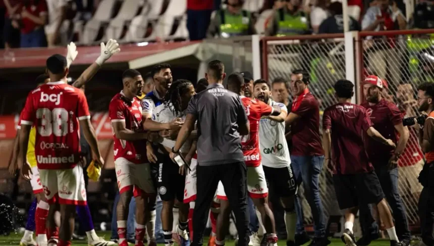 garrafada,-macaquinho-e-lagrimas.-o-passo-a-passo-da-confusao-no-oba