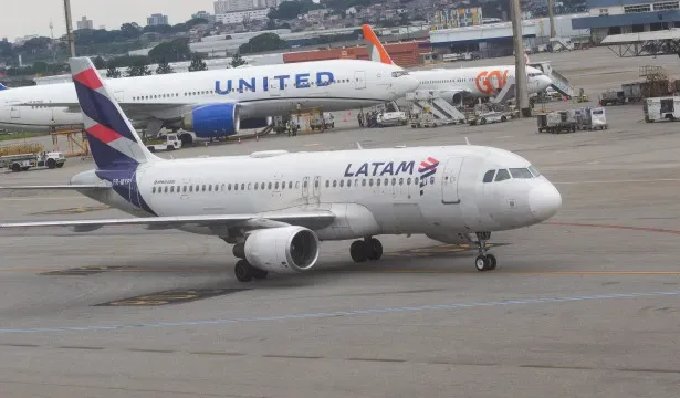 apos-problemas-tecnicos,-aviao-voa-em-circulos-e-precisa-retornar-ao-aeroporto-de-guarulhos