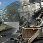 carreta-carregada-com-bagaco-de-cana-e-destruida-durante-incendio-em-rio-verde